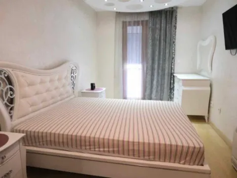 Izdavanje, četvorosoban stan, 178m², City Kvart, Podgorica - image 12