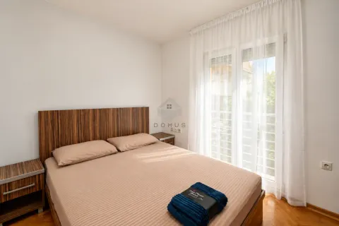 Spavaća soba sa bračnim krevetom i izlazom na terasu. - image 14