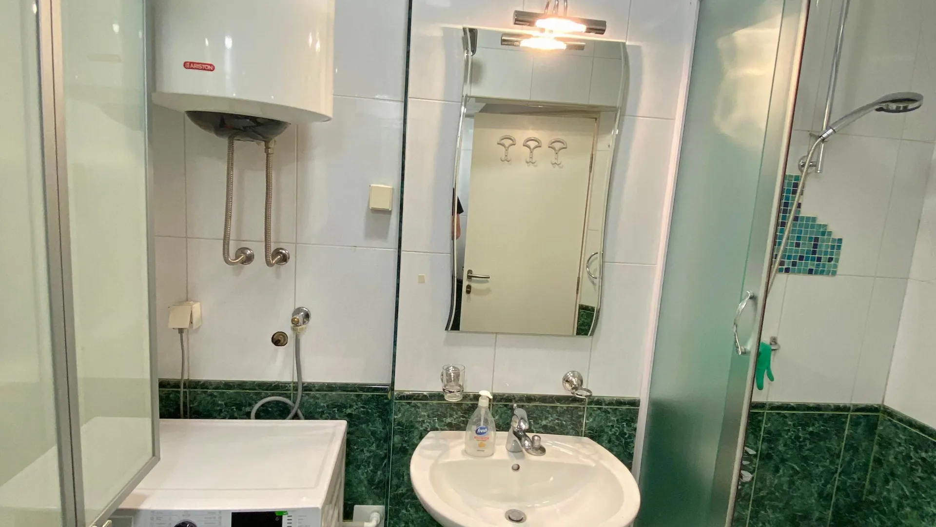 Izdavanje, dvosoban stan, 97m², Centar, Podgorica