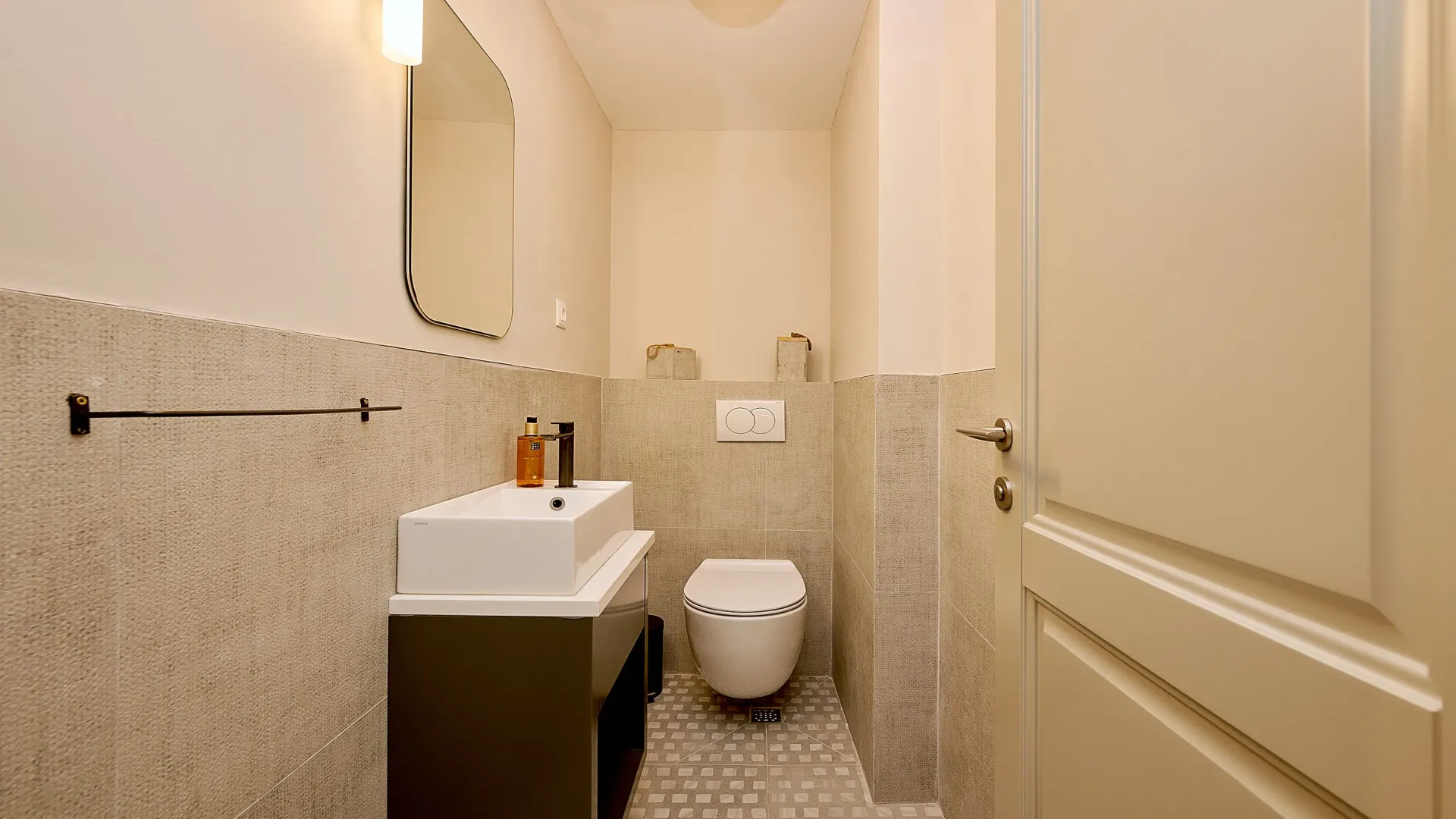 Izdavanje, kuća, 200m², Dobrota, Kotor