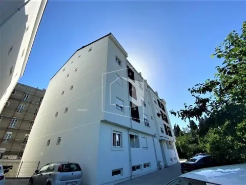 Spoljašnji izgled stambene zgrade sa svijetlom fasadom. - image 17