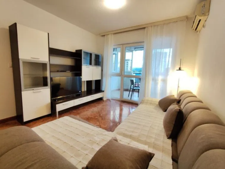 Izdavanje, jednosoban stan, 54m², Centar, Bar