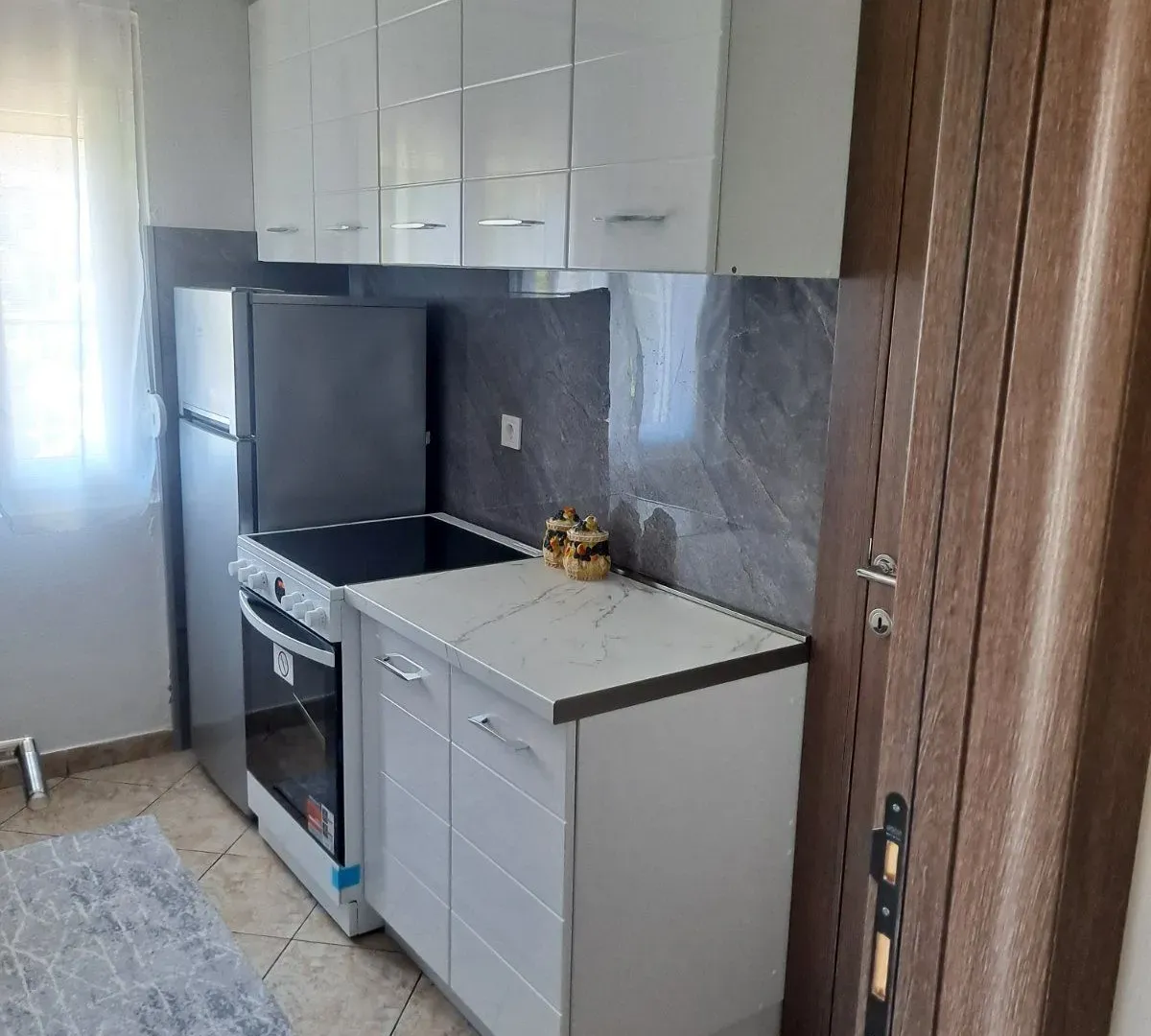 Izdavanje, trosoban stan, 130m², Stari Aerodrom, Podgorica