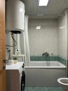 Kupatilo opremljeno kadom, veš mašinom i bojlerom. - image 13