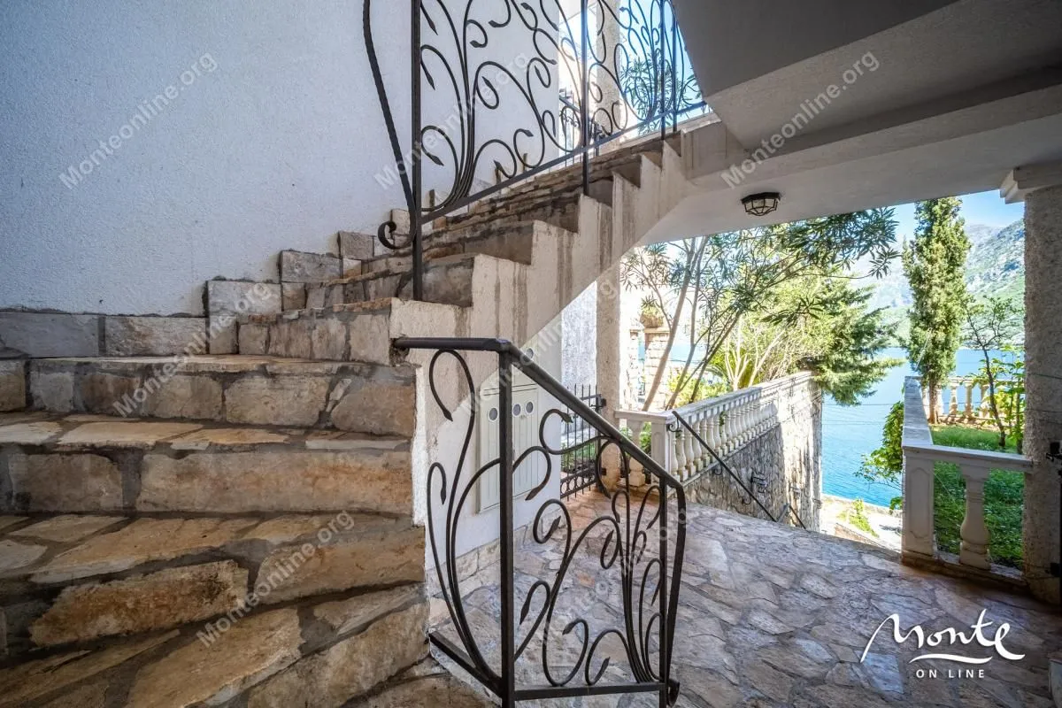 Prodaja, dvosoban stan, 92m², Kostanjica, Kotor