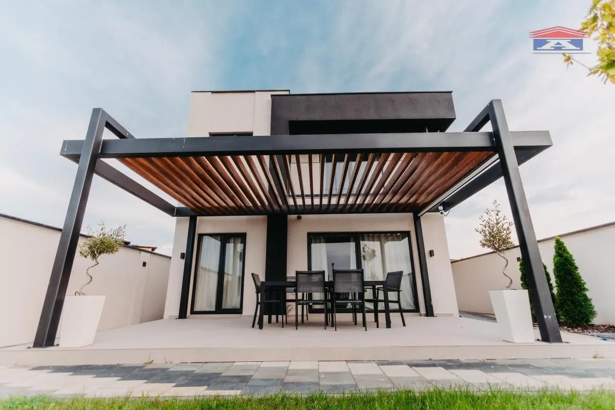 Moderna pergola sa garniturom za sedenje u dvorištu kuće.