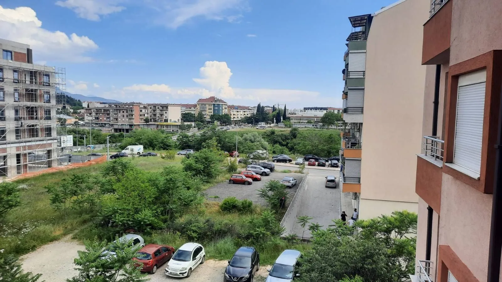 Pogled sa visine na naselje i parking.
