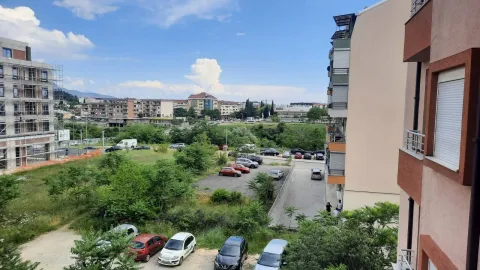 Pogled sa visine na naselje i parking. - image 9