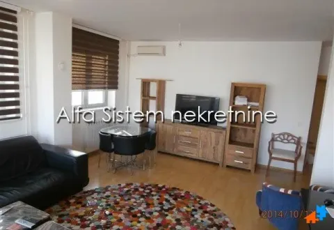 Prostrana dnevna soba sa garniturom, trpezarijskim stolom i nameštajem od drveta. - image 5