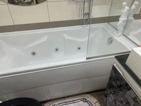 Savremeno opremljeno kupatilo sa hidromasažnom kadom i staklenom paravanom. - image 17