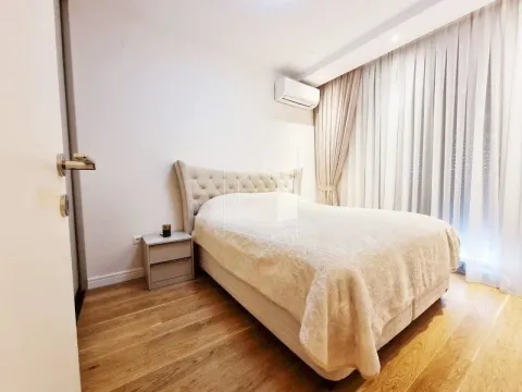 Uređena spavaća soba sa bračnim krevetom, drvenim podom i klima uređajem. - image 11