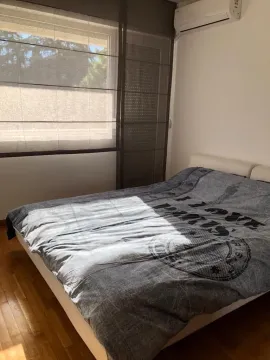 Svijetla spavaća soba sa bračnim krevetom. - image 11