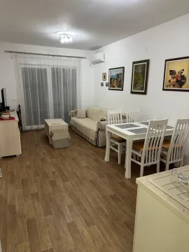 Dnevni boravak sa garniturom, trpezarijskim stolom i izlazom na terasu. - image 4