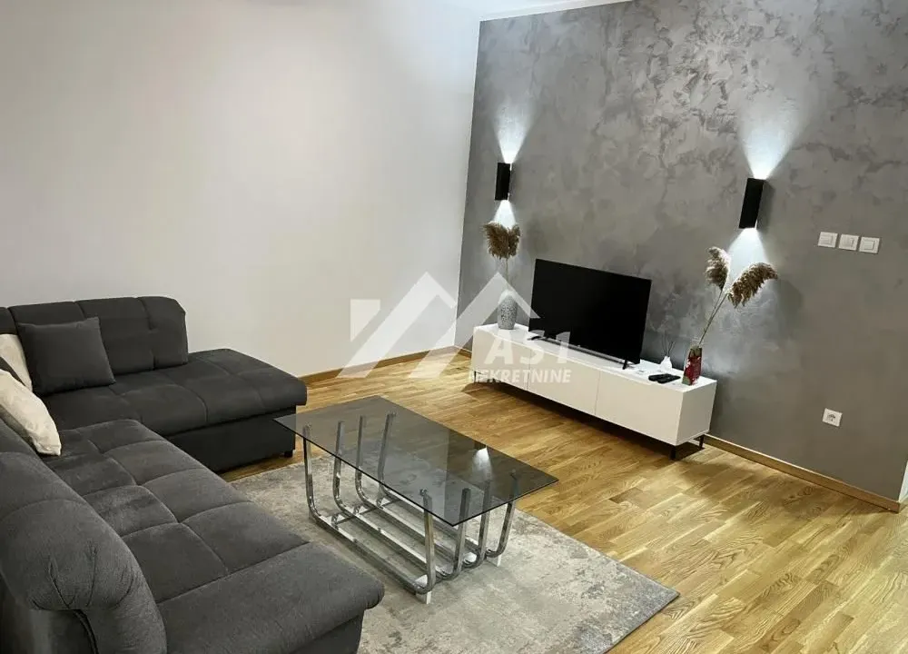 Izdavanje, trosoban stan, 62m², Centar, Novi Sad