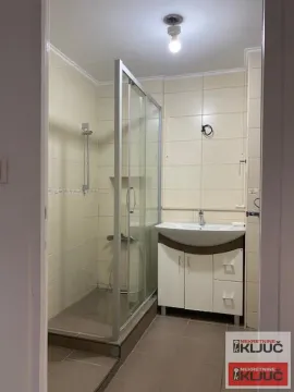 Manje kupatilo sa tuš kabinom i umivaonikom. - image 15