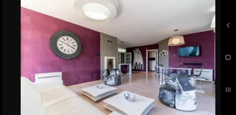 Svijetla dnevna soba sa modernim namještajem i ljubičastim zidovima. - image 13