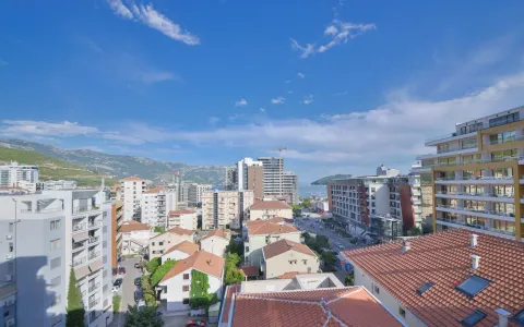 Pogled sa terase na grad i more. - image 13