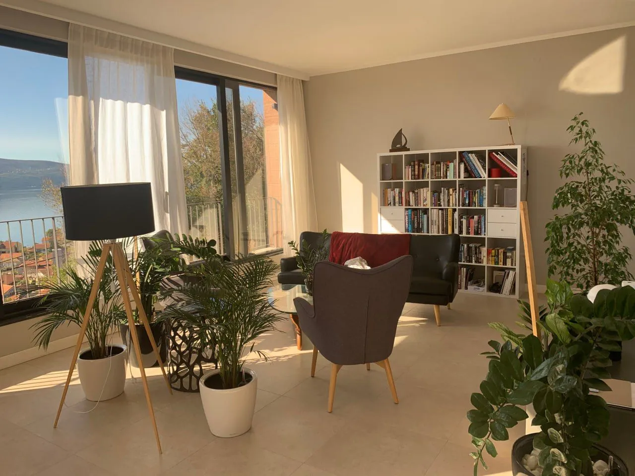 Izdavanje, trosoban stan, 129m², Tivat, Crna Gora