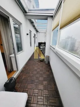 Zastakljena terasa sa drvenim podom i prozorima. - image 13