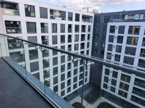 Pogled sa terase na dvorište i okolne moderne stambene zgrade. - image 11