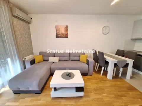 Dnevna soba sa ugaonom garniturom, stočićem i trpezarijskim delom. - image 3