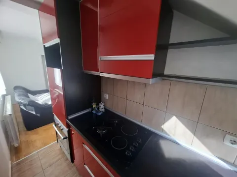 Kuhinja sa crvenim elementima i ugradnom pločom. - image 7