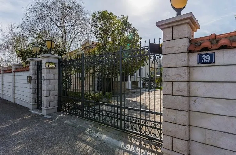 Izdavanje, kuća, 370m², Zabjelo, Podgorica