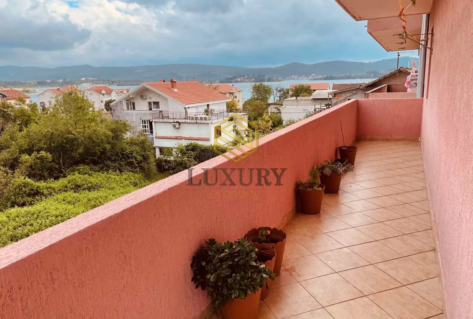 Izdavanje, jednosoban stan, 84m², Bonići, Tivat