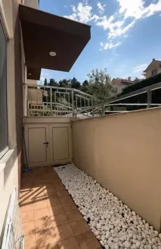 Dvorište sa popločanim dijelom i bijelim šljunkom pored objekta. - image 7