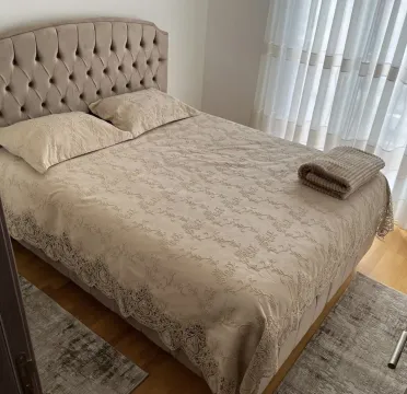 Svijetla spavaća soba sa bračnim krevetom i elegantnim uzglavljem. - image 7