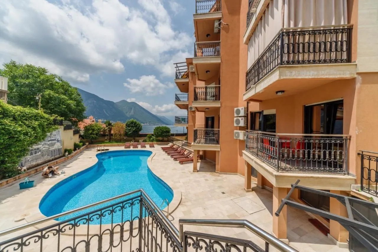 Prodaja, dvosoban stan, 80m², Dobrota, Kotor