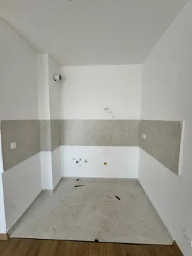 Manji prostor predviđen za kuhinju sa izvodima za instalacije. - image 4
