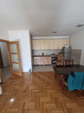 Manja kuhinja sa trpezarijom i drvenim podom. - image 4