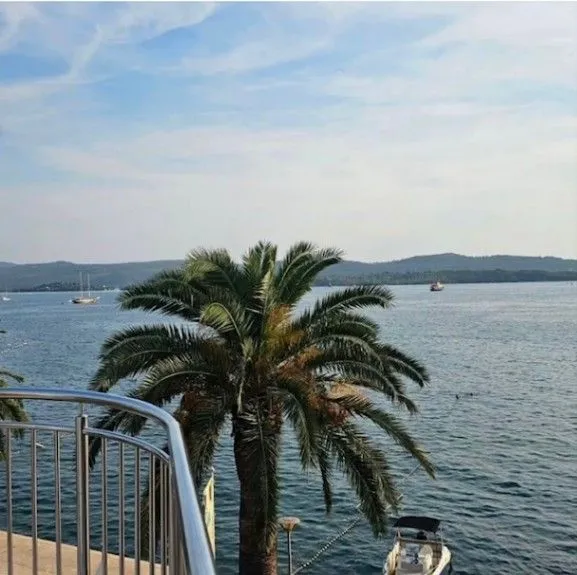 Izdavanje, dvosoban stan, 80m², Centar, Tivat