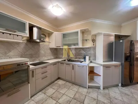 Izdavanje, četvorosoban stan, 148m², Stari grad, Novi Sad - image 10