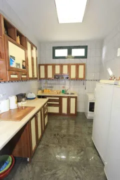 Kuhinja sa drvenim elementima i pločicama na podu. - image 38