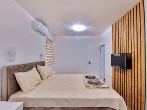 Izdavanje, dvosoban stan, 70m², Bečići, Budva - image 12