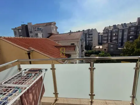 Pogled sa terase na gradsko naselje. - image 10
