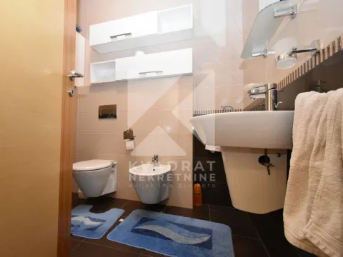 Izdavanje, trosoban stan, 100m², Blok 6, Podgorica - image 19