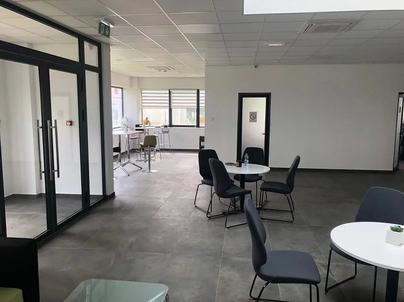 Izdavanje, poslovni prostor, 2000m², Zemun Sve Podlokacije, Beograd