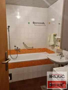 Kupatilo sa kadom, umivaonikom i belim pločicama. - image 5
