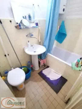 Manje kupatilo sa umivaonikom, wc šoljom i kadom. - image 10