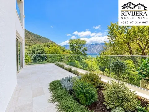 Spacious terrace with a view of the sea and greenery. - image 3