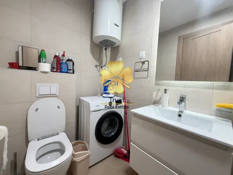 Moderno opremljeno kupatilo sa WC šoljom, umivaonikom, veš mašinom i bojlerom. - image 7