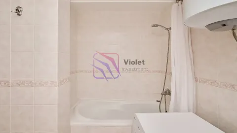 Kupatilo sa kadom obloženom pločicama i tuš baterijom. - image 8