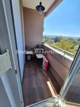 Namještena terasa sa stolom, stolicama i pogledom na prirodu. - image 10
