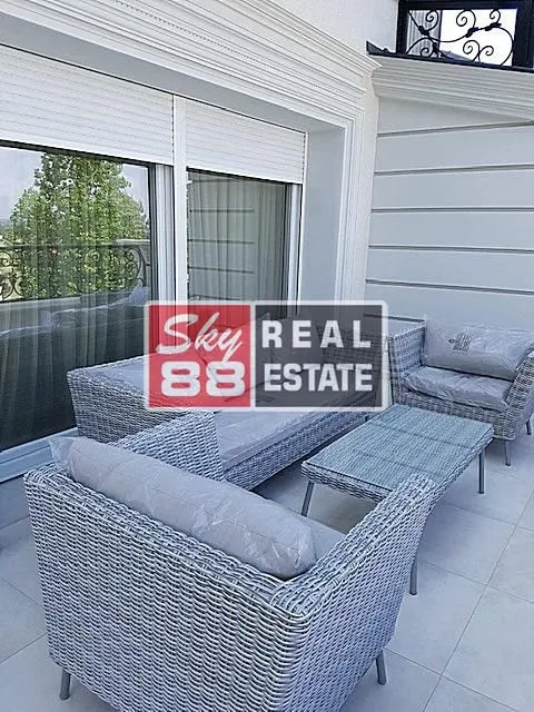 Izdavanje, stan, 215m², Senjak, Beograd
