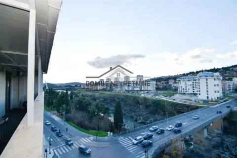 Pogled sa natkrivene terase na gradsku ulicu, most i okolne zgrade. - image 14