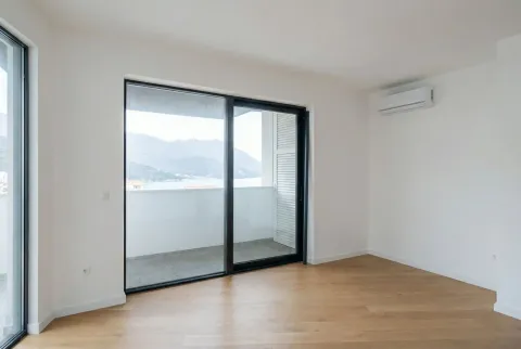 Prazna soba sa izlazom na balkon. - image 2