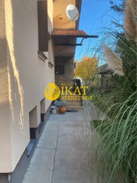 Bočni dio kuće sa stazom i ulazom u dvorište. - image 8